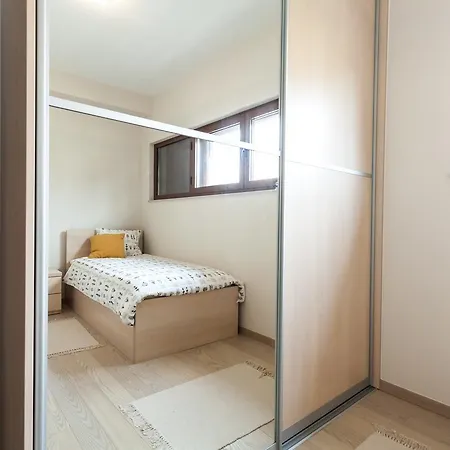 Renata 2br, Near 公寓 *