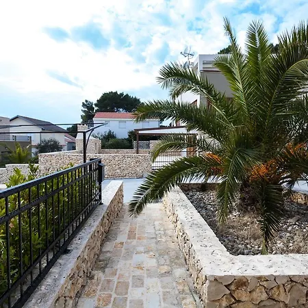 Renata 2br, Near
