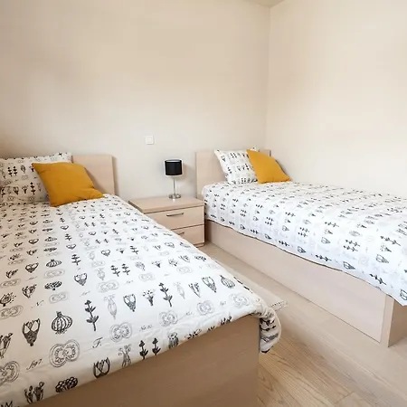 Renata Apartment 2Br, Near Beach Апартаменты Петрчане