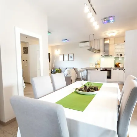 Renata 2br, Near