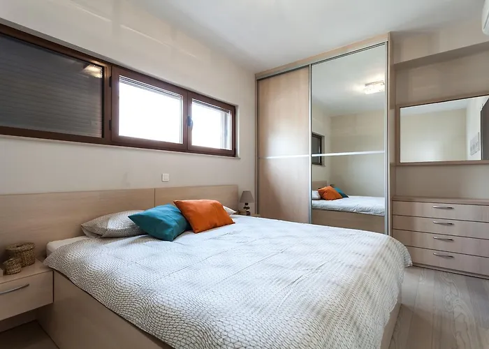 Renata 2br, Near *