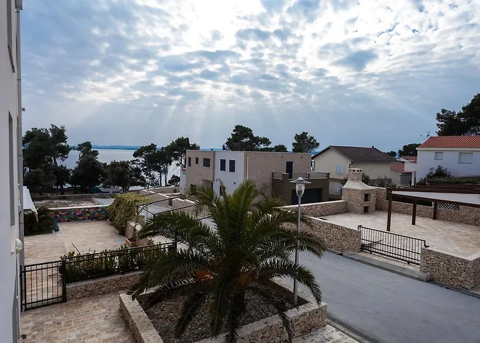 Renata 2br, Near *