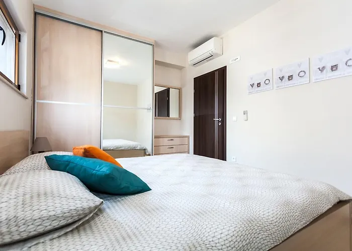 Renata 2br, Near 돈제페트레케인