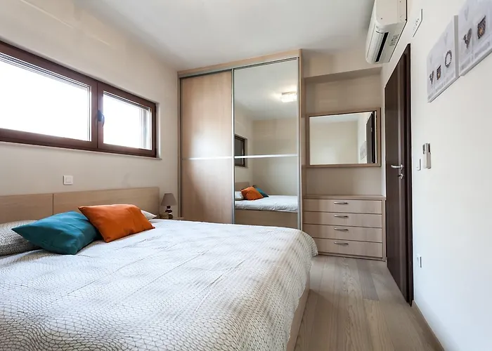 Renata 2br, Near *