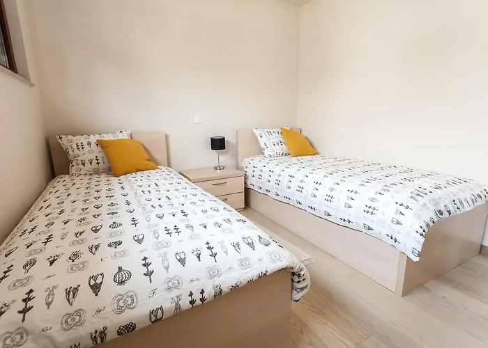 Renata 2br, Near 아파트 돈제페트레케인